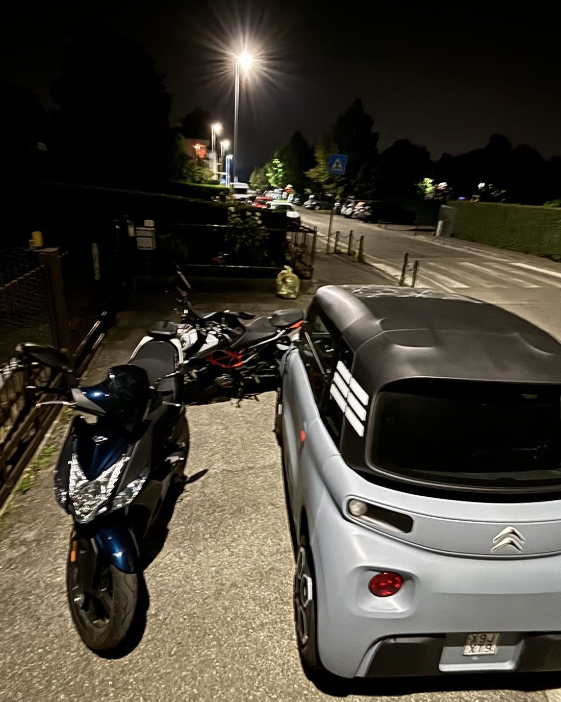 Citroën Ami 's nachts geparkeerd