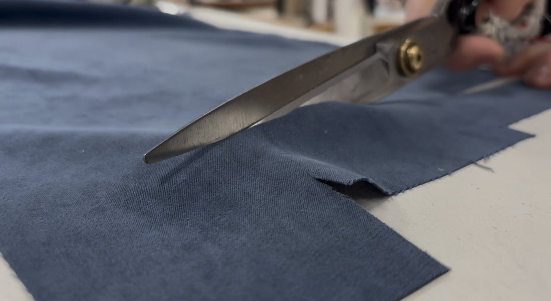 Stof op maat snijden in het atelier